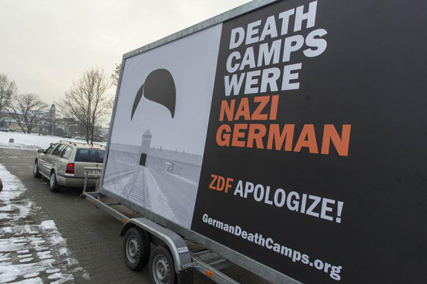 ХИТЛЕР ЈЕ ВАШ! Пољски билборд с поруком да су логори били немачки путује Европом