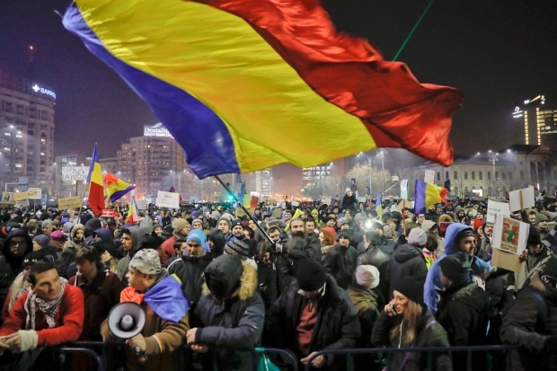 Победа народа: Румуни славе због повлачења Владине уредбе
