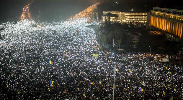 Премијер не да оставку, пола милиона Румуна на улицама (видео)