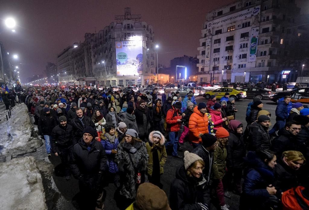Румунија: Највећи протести од пада Чаушескуа, у Букурeшту сукоби са полицијом (видео)