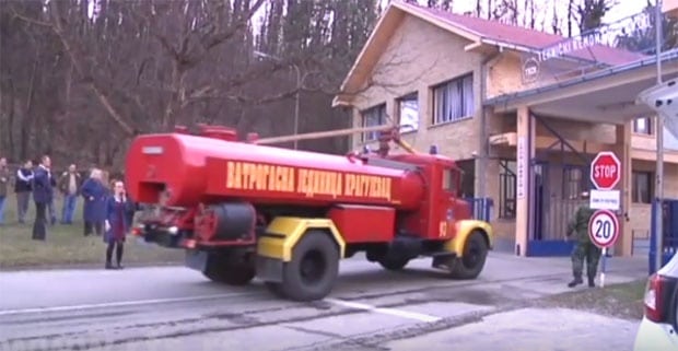 Експлозије у Техничко-ремонтном заводу у Крагујевцу, 20 повређених, има људи у рушевинама! (видео)