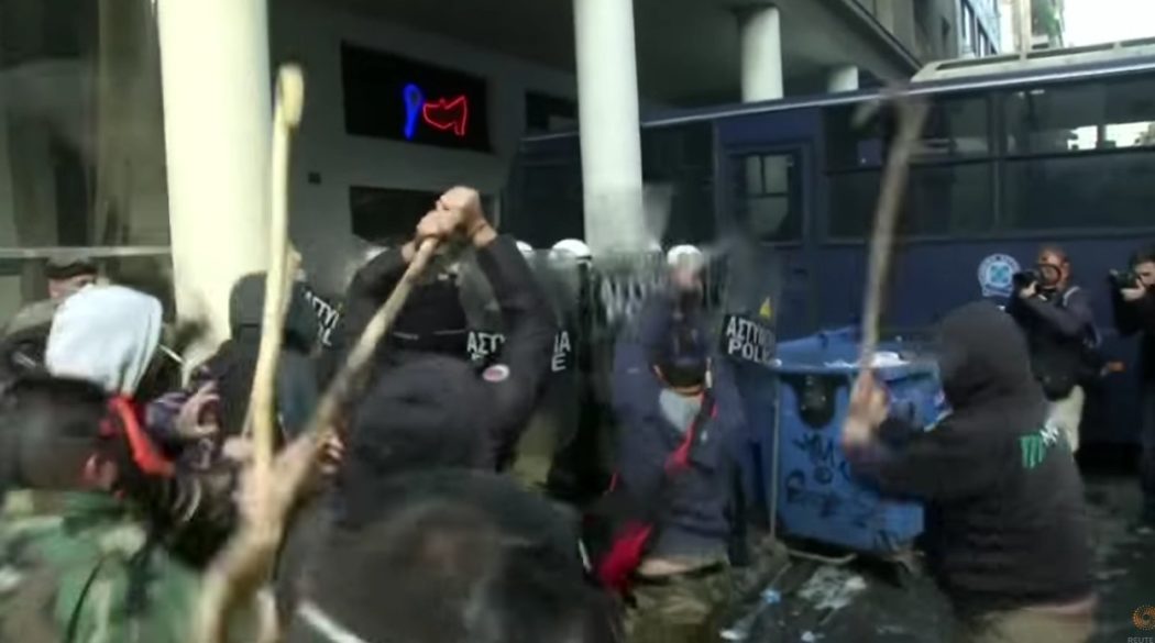 Жестоки сукоби грчких сељака са полицијом (видео)
