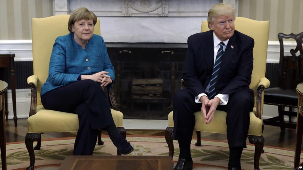 Билд: Трамп одбио да пружи руку Ангели Меркел у Овалној соби