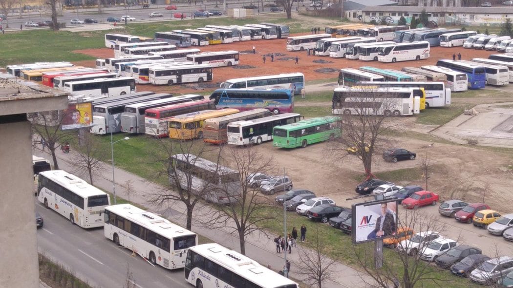 Колапс у Новом Саду, напредњаци аутобусима довлаче страначке активисте чак из Димитровграда