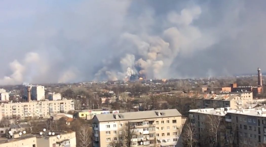 Огромна експлозија највећег складишта муниције у Украјини (видео)