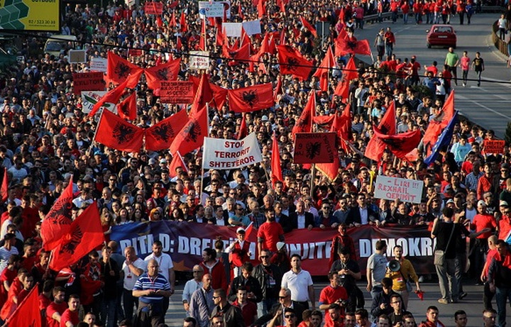 СПРЕМА СЕ ХАОС: Македонији прети грађански рат!?