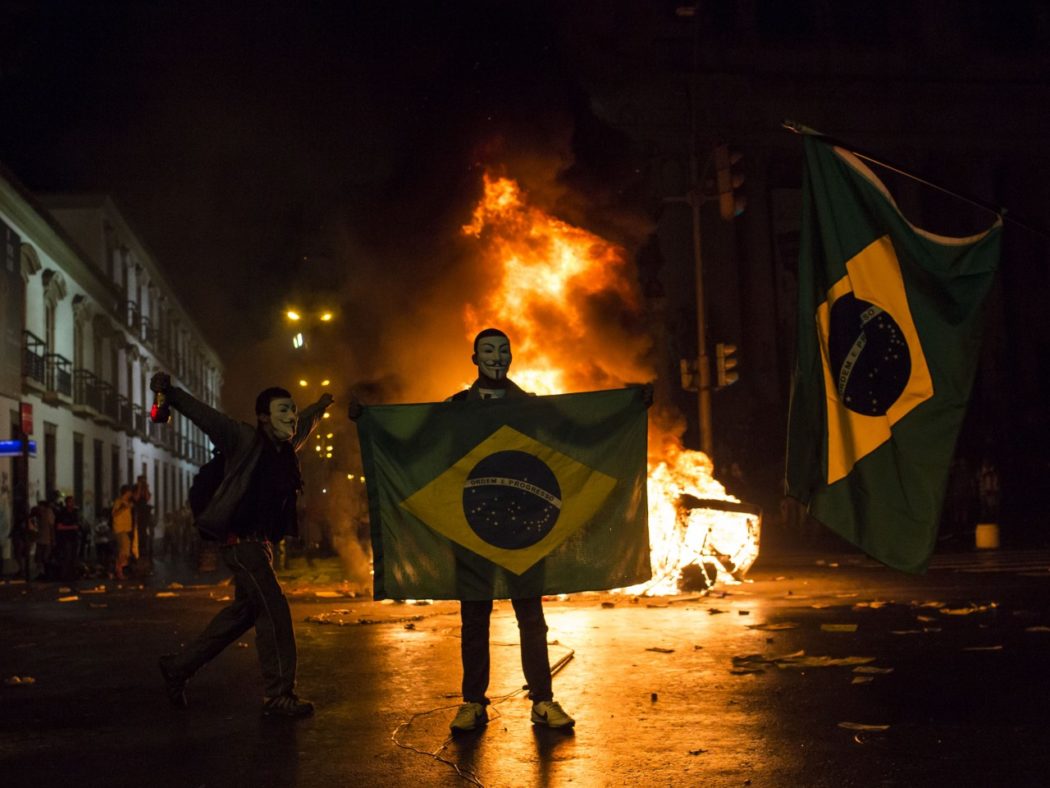 Нереди на улицама широм Бразила због дужничке кризе (видео)