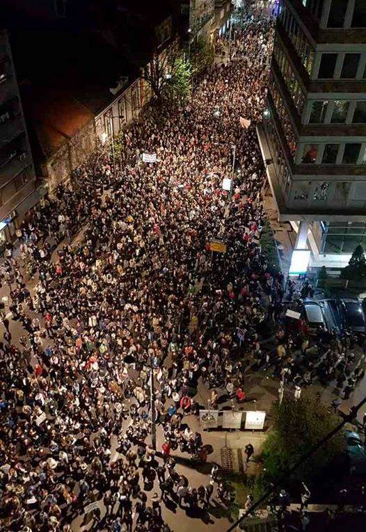 Видео месеца са јучерашњег протеста у Београду (видео)