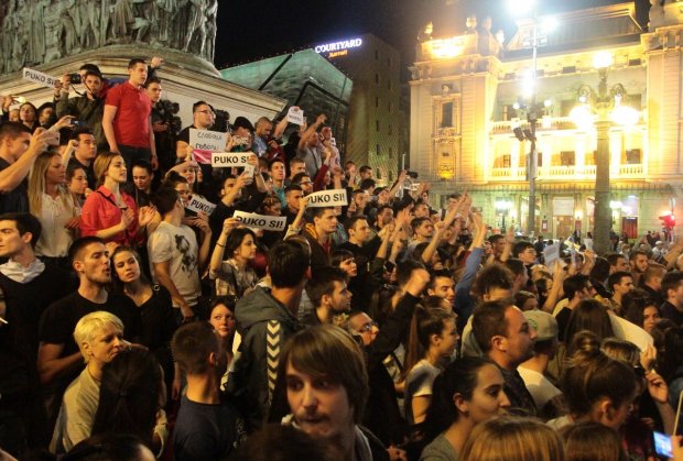 Београд се буди, на десетине хиљада људи испред Скупштине скандирају: Вучићу лопове, покрао си изборе (фото)