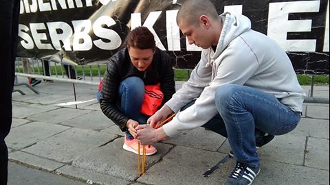 Јучерашњи протест је почео полагањем цвећа и паљењем свећа за жртве ратова 1991-1999