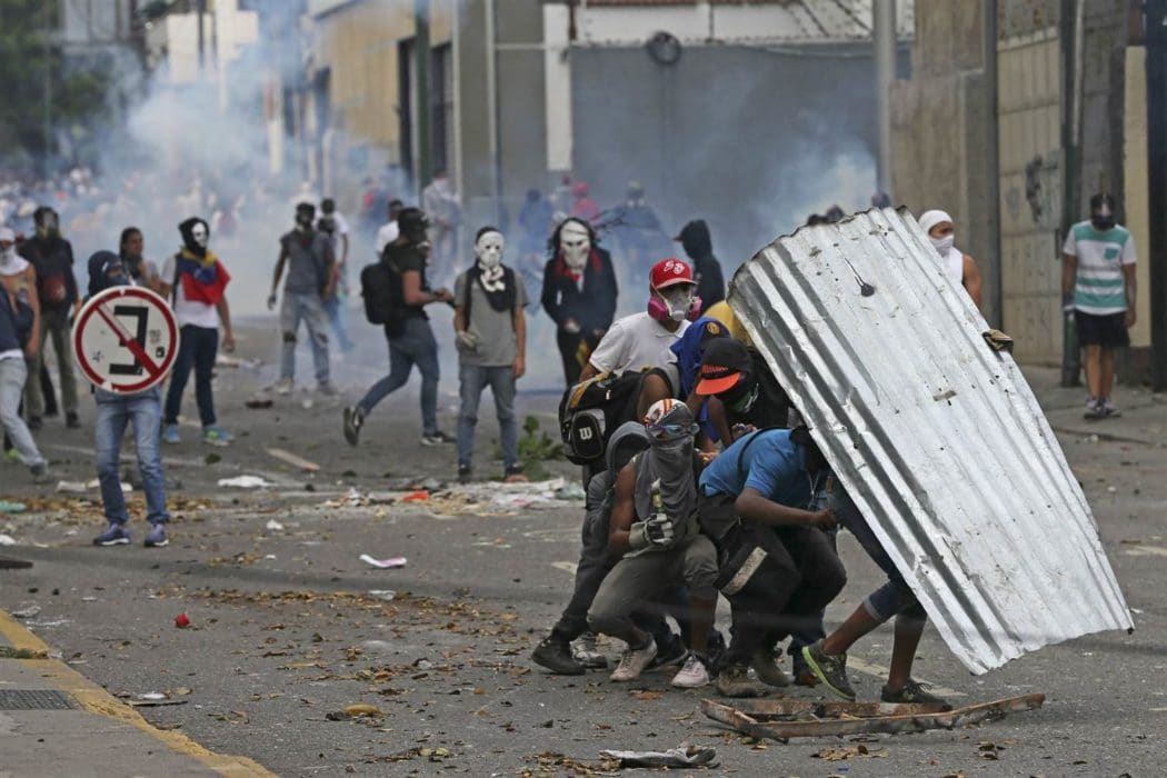 Венецуела: Барикаде, демонстрације, 12 мртвих (видео)