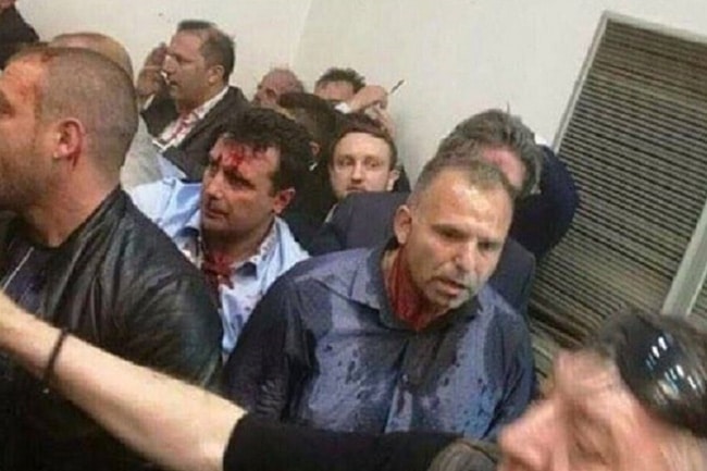 Заев добио батине од активиста протестног покрета „За заједничку Македонију”