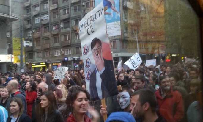 Кренуо четврти "Протест против диктатуре": Народ поздравља демонстранте, колона затворила Краљице Марије (видео)