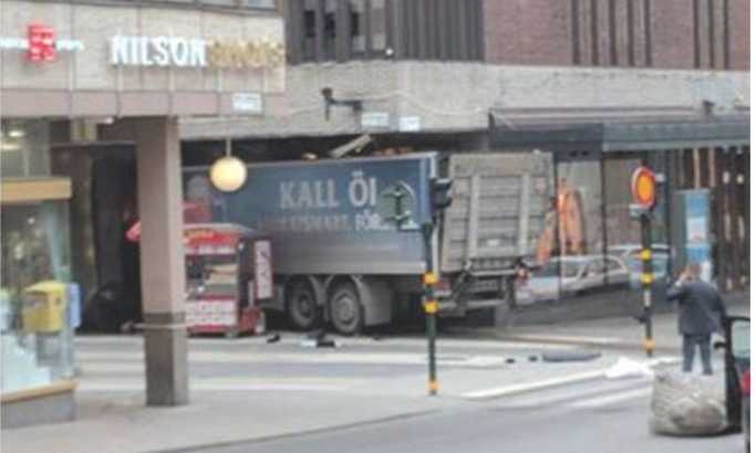 Камион улетео у масу у Стокхолму, троје мртвих