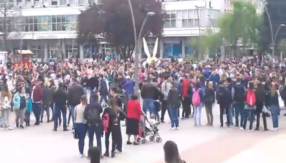 Чачак: Више од хиљаду студената и ученика средњих школа претестује против Вучићеве диктатуре