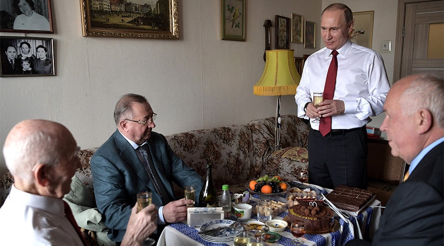 Путин посетио свог бившег КГБ шефа и честитао му 90. рођендан! (видео)