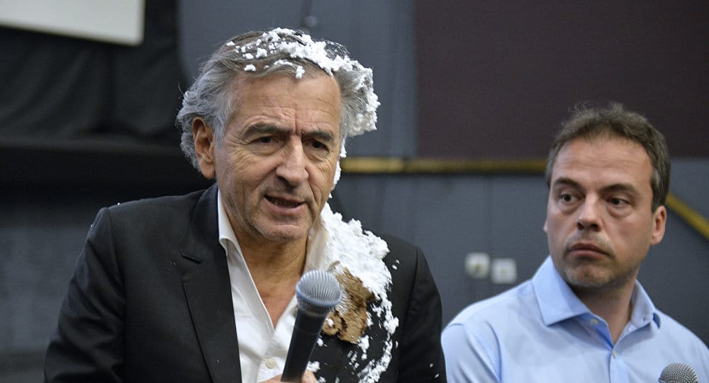 СВАКА ВАМ ЧАСТ! Србомрзац Бернар Анри Леви у Београду добио торту у главу