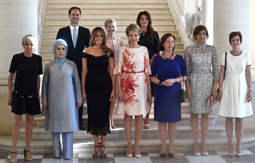 Скупиле се жене лидера НАТО земаља! Обратите пажњу на "жену" у горњем левом углу