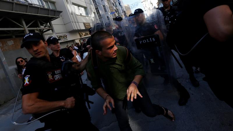 Полиција у Истанбулу гуменим мецима и сузавцем разбила параду содомита (видео)