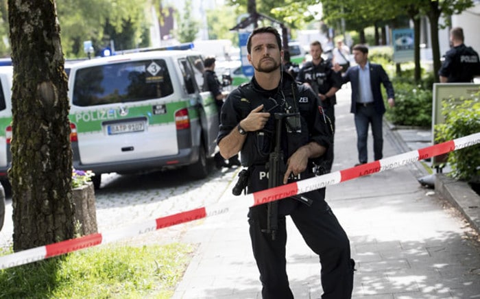 НАПАД У МИНХЕНУ: Отео пиштољ полицајки па је тешко ранио, повређено још неколико особа