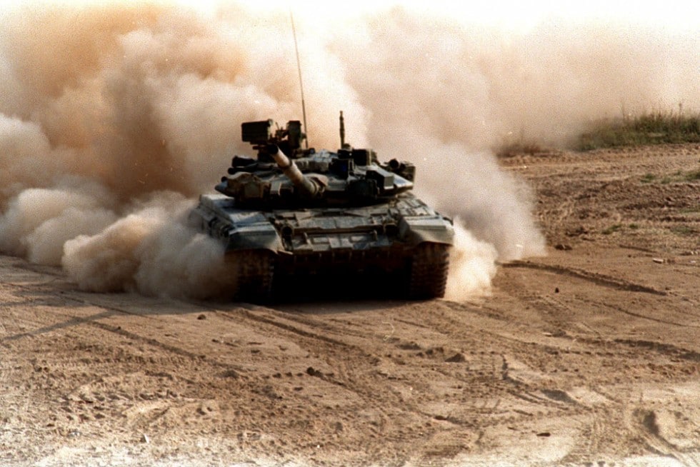 Јурњава тенка Т-90 за терористима по сиријској пустињи (видео)