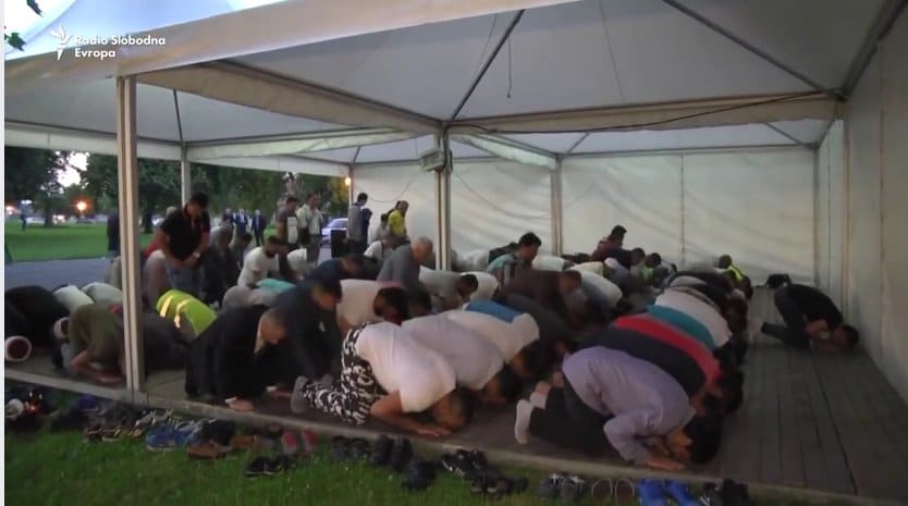 ИСЛАМИЗАЦИЈА: На Калемегдану се ори Алаху Акбар, окупило се десетине муслимана (видео)