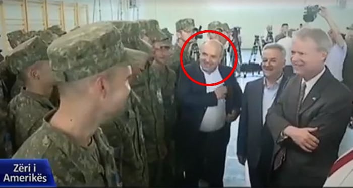 Вучићев човек, повереник СНС-а, на заклетви “војске Косова“ (видео)