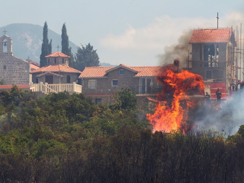 Током ноћи у Црној Гори нови пожари, још не стиже помоћ НАТО и ЕУ