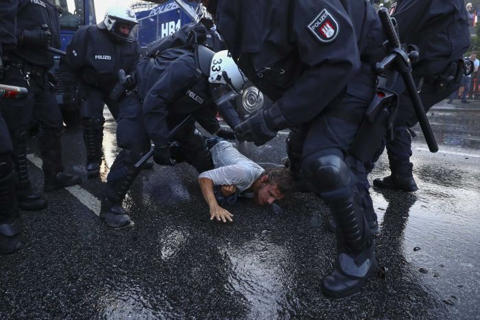 Добро дошли у пакао: Жестоки сукоби полиције и демонстраната на самиту Г-20 у Хамбургу (видео)