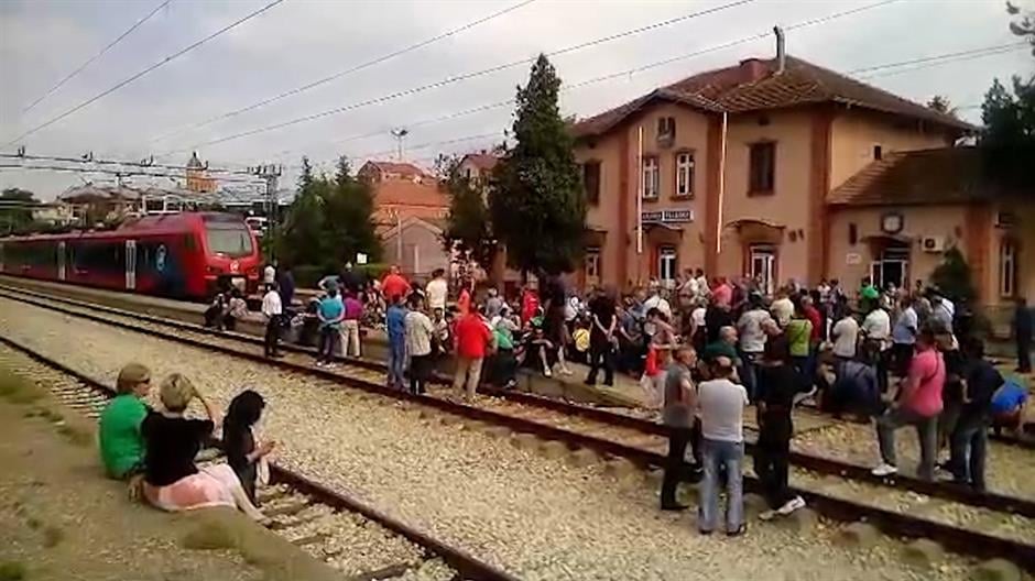 Радници "Гоше" радикализовали штрајк, блокирају пружни прелаз на коридору Београд - Солун и саобраћај на магистралном путу према Тополи