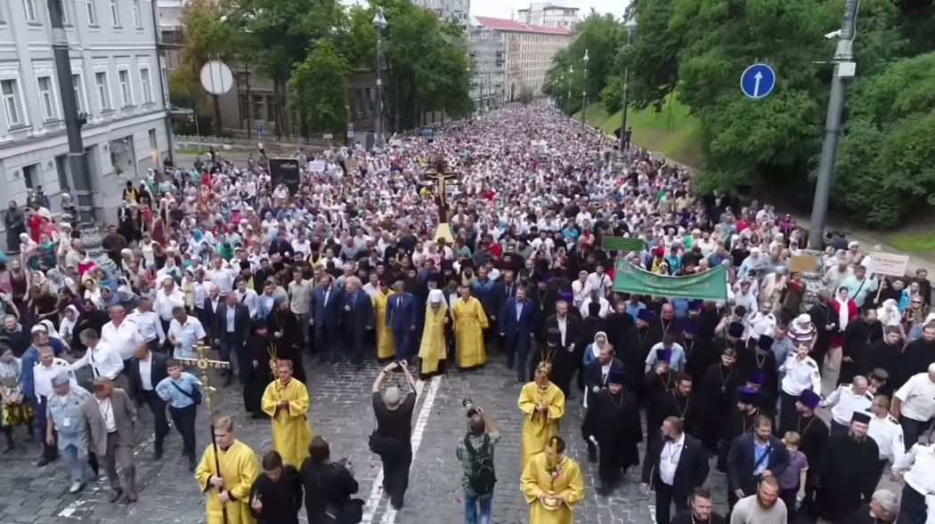 Литија у част Крштења Русије са више од сто хиљада људи прошла центром Кијева (видео)