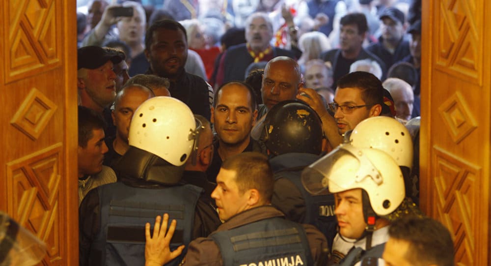 Заев са албанском батином, Груевски без пасоша, Македонија у хаосу