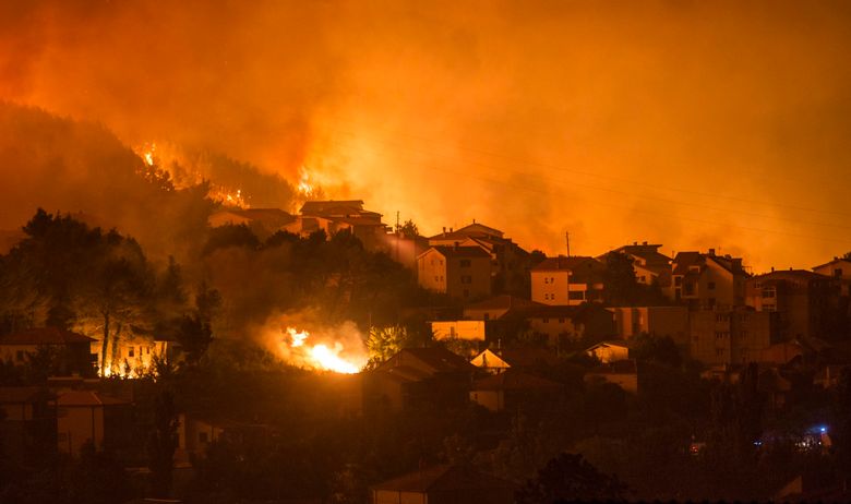 Хрватска у хаосу, пожари гутају Сплит и Далмацију, министар одбране дао непопозиву оставку... (видео)