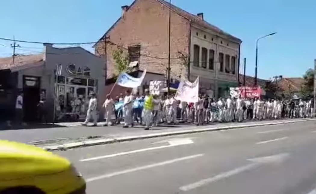 ПОЧЕЛА ШЕТЊА У КРАГУЈЕВЦУ: Незадовољни радници ФИАТ-а кренули код градоначелника (видео)