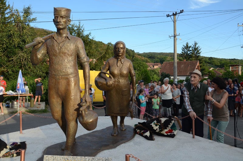 Откривен споменик српском сељаку