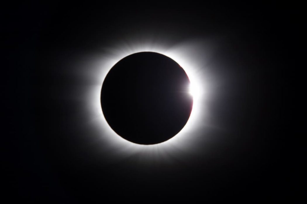 Потпуно помрачење Сунца изнад САД (видео)