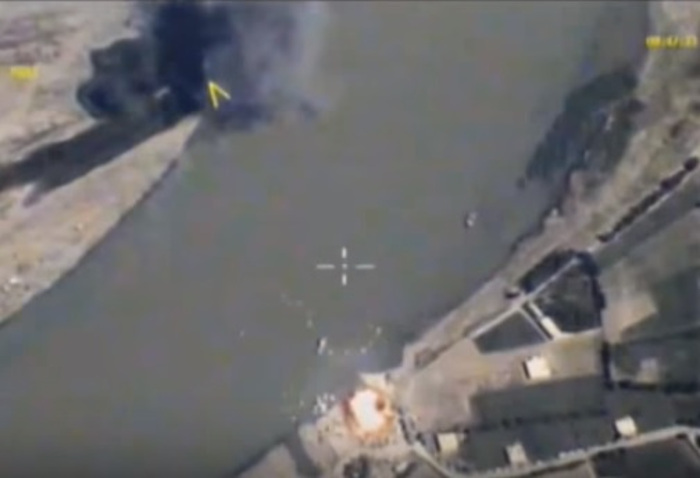 РЕКА ЈЕ ГОРЕЛА: Руска авијација на Еуфрату потопила „ратну флоту” Исламске државе (видео)