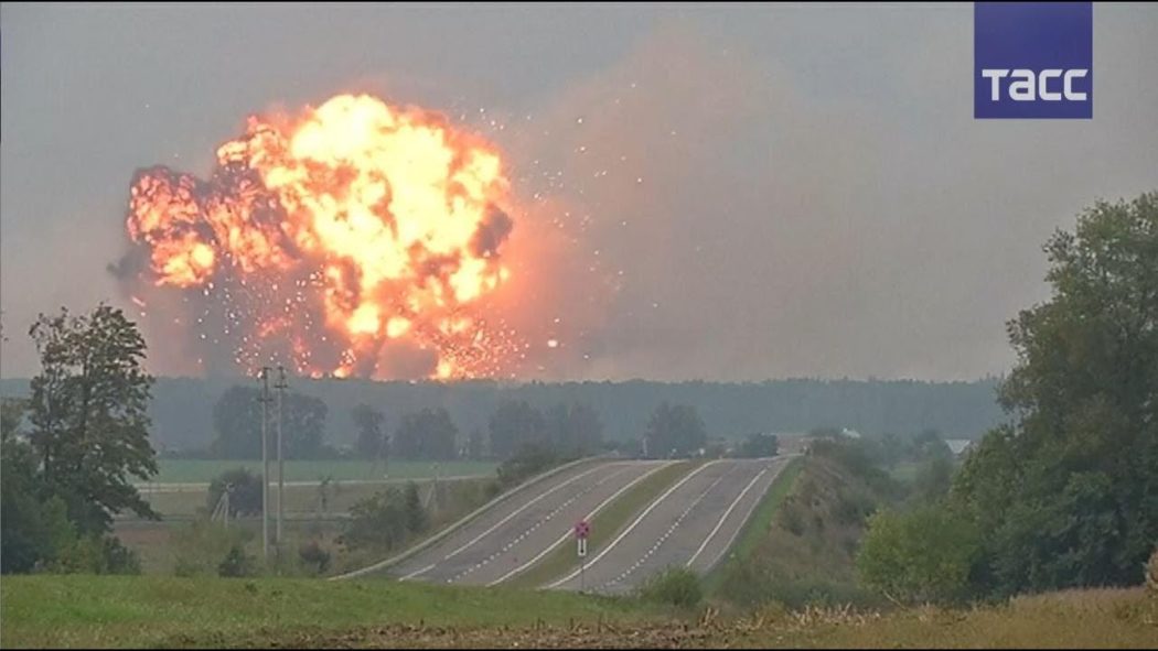 На западу Украјине експлозије у огромном складишту муниције (видео)