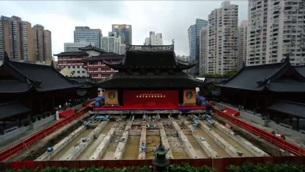 Кинези померили храм стар 135 година и тежак преко 2.000 тона (видео)