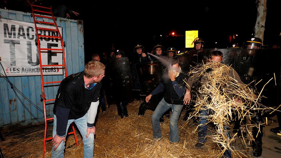 Париз: Сељаци блокирали централну авенију Шанзелизе, протестују против пољопривредне политике владе