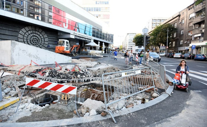 Београд: Плато асфалтирали, па поново раскопали