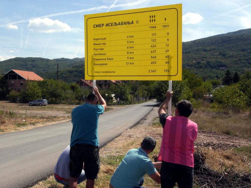 Табла која показује смер исељавања из села постављена код Нишке Бање
