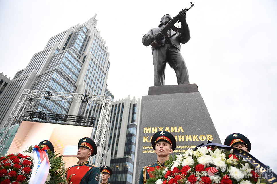 Седам и по метара високи споменик великом Михаилу Калашњикову подигнут у Москви