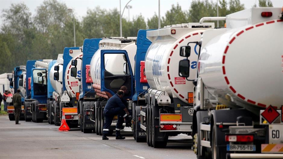 Француска: Возачи камиона поставили блокаде због реформе закона о раду