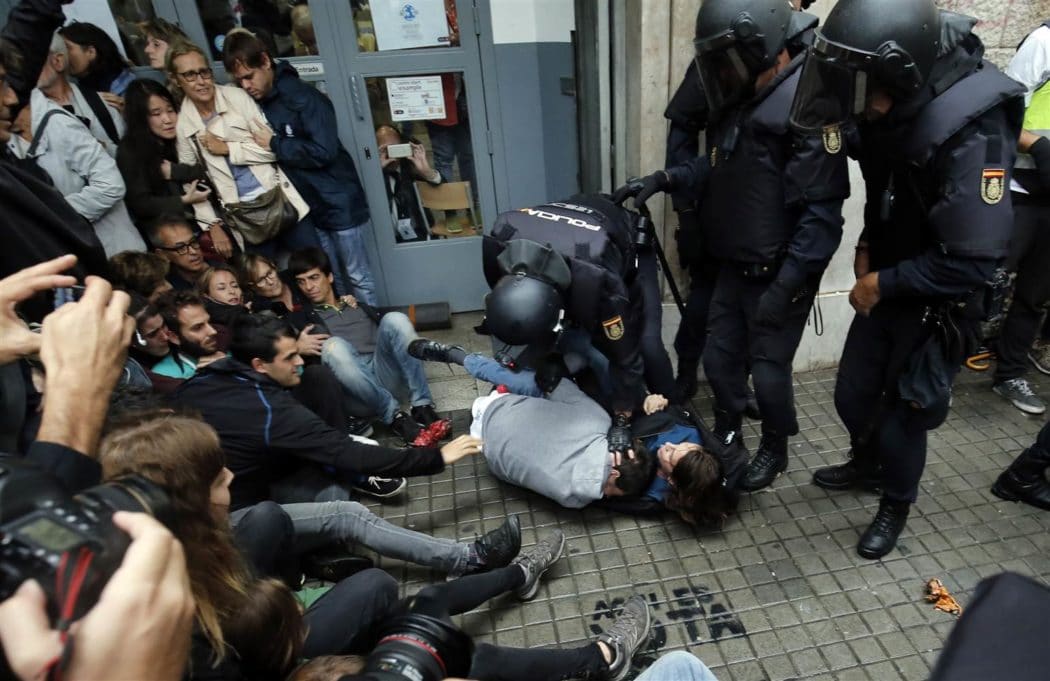 КРВ НА УЛИЦАМА КАТАЛОНИЈЕ Полиција пуца гуменим мецима, Каталонци узвраћају КАМЕНИЦАМА