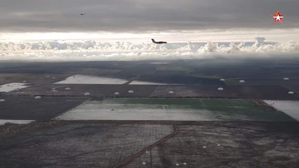 Погледајте највећи ваздушни десант руских падобранаца у историји (видео)