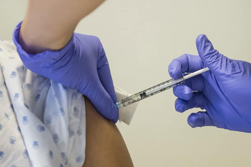 60% старијих од 50 година који „умру од KОВИДА-19“ два пута су вакцинисани