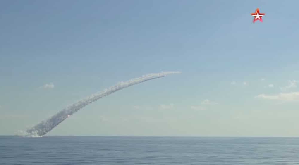 Руски „калибри“ са подморница прже по терористима у Сирији (видео)