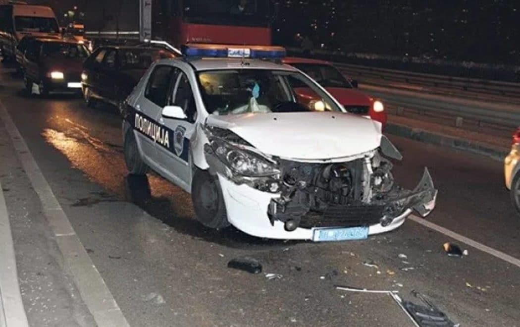 Смедерево: Пијани полицајац закуцао се службеним возилом у ауто пијаног колеге!