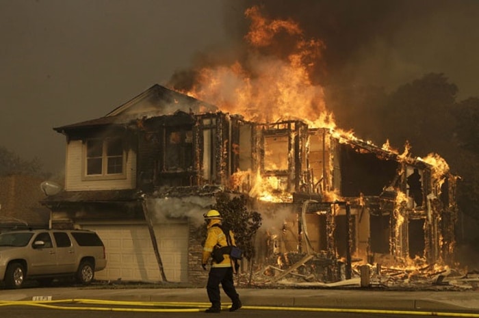 ИНФЕРНО: Број погинулих у пожарима у Калифорнији порастао на 35, стотине нестале (видео)
